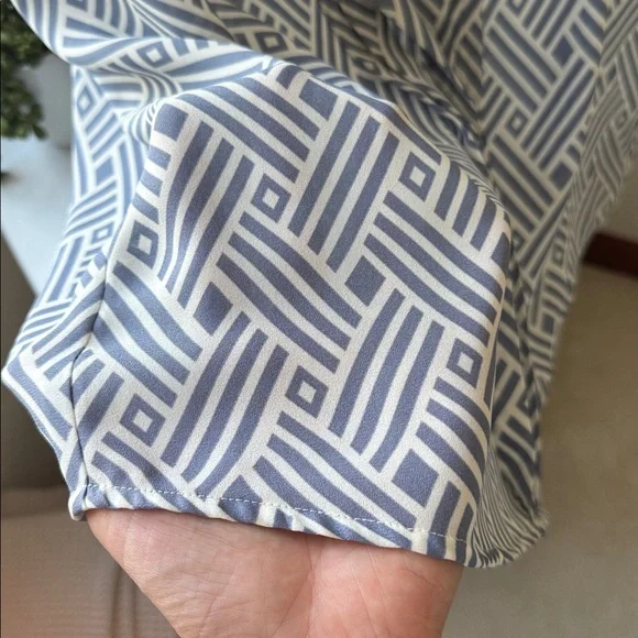 Sleeveless Women’s Blouse Tank Top Medium, Blue & White, Sheer Geometric Pattern - Picture 11 of 13